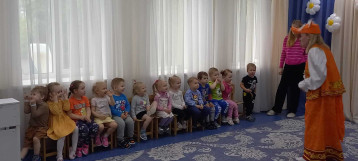 Лисичка в гостях у малышей Лисичка в гостях у малышей.
